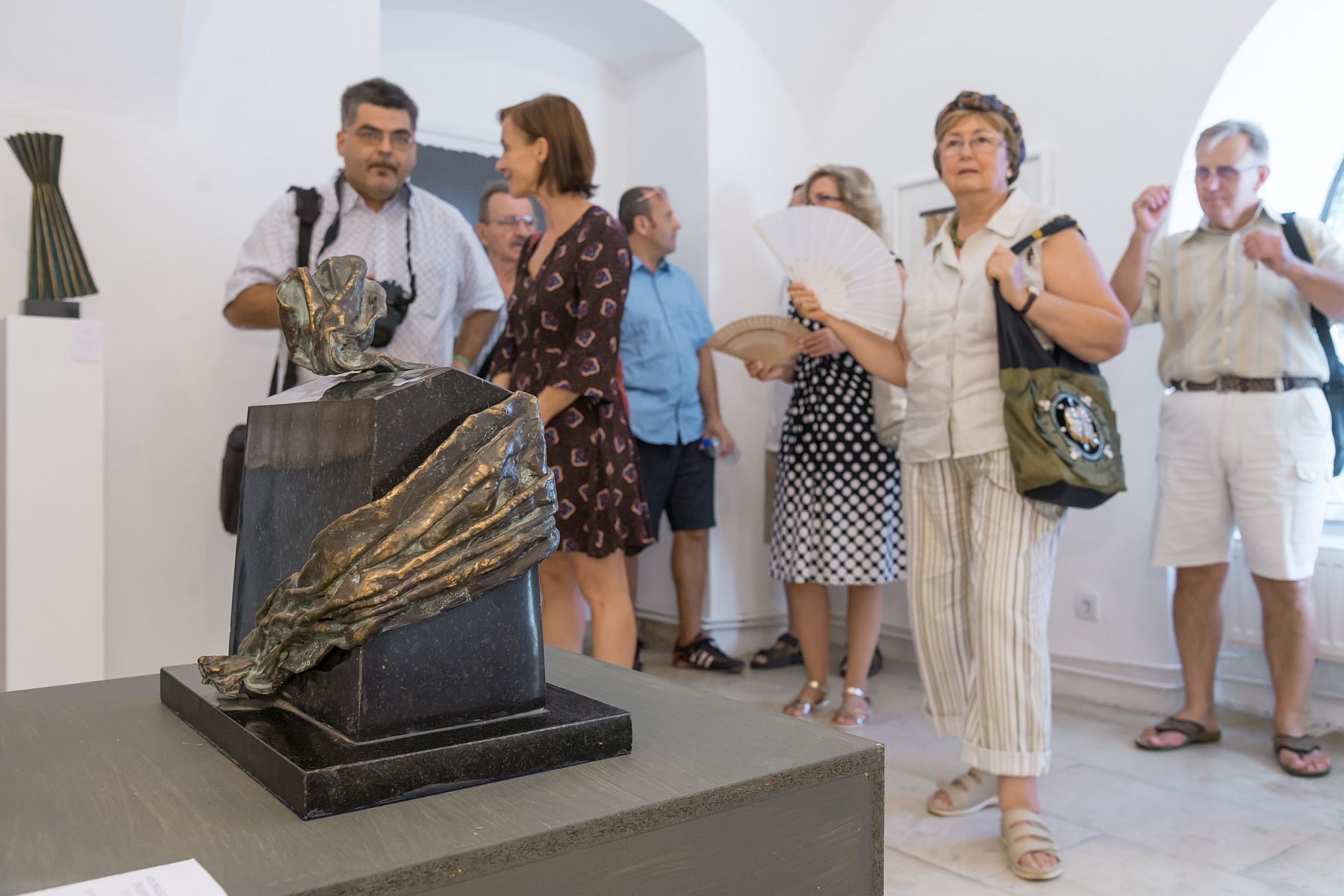 Megnyílt Sirpa Ihanus szobrászművész kiállítása a Pelikán Galériában